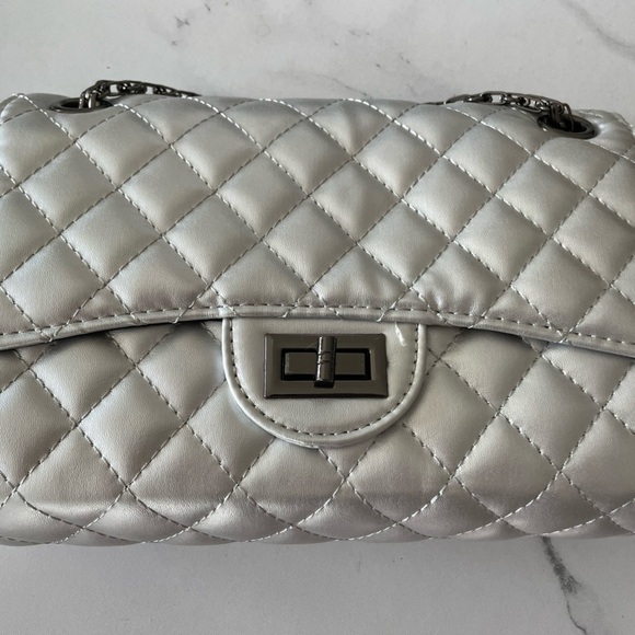 Women’s Silver Quilted Crossbody Flap Bag Chain Strap - Picture 3 of 8